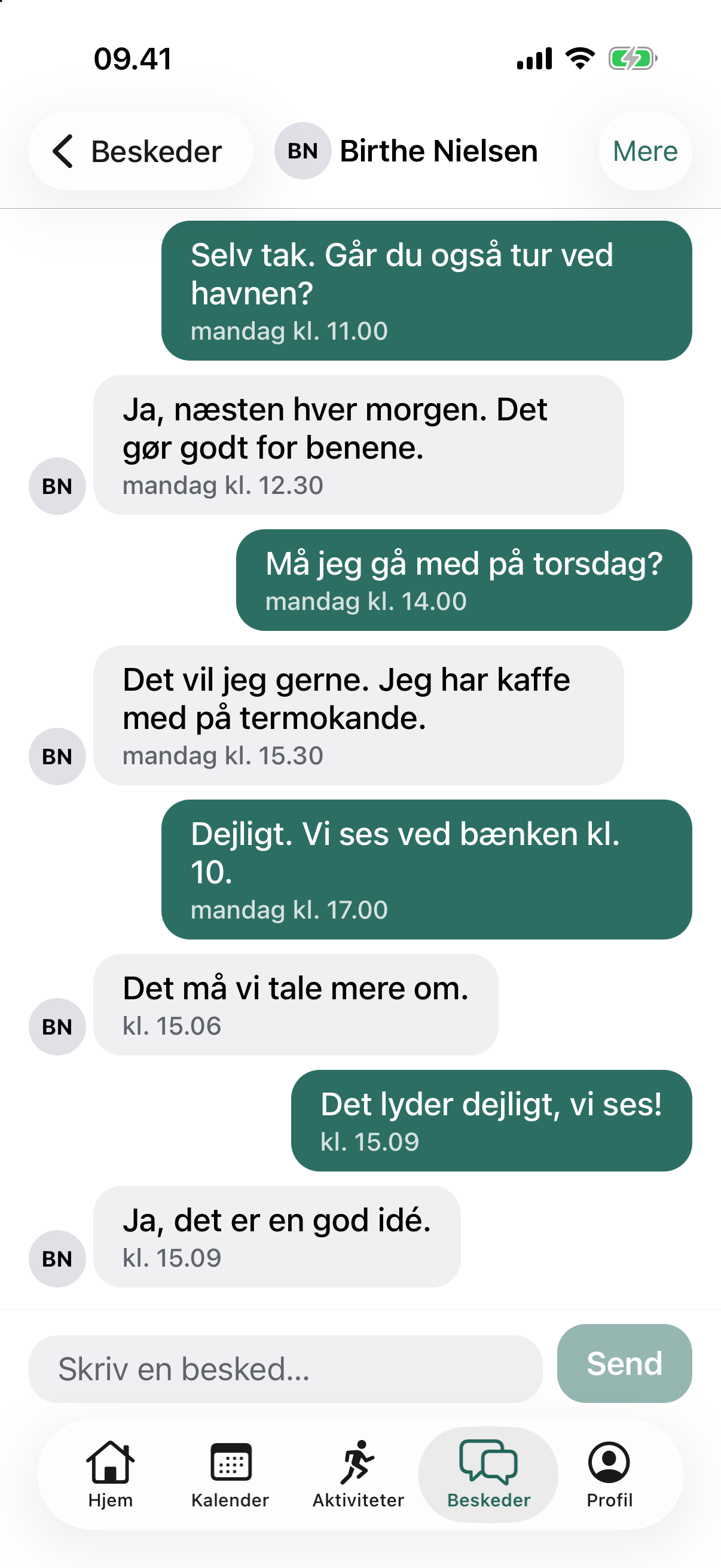 En samtale med store tekstbobler, hvor to aftaler at gå en tur ved havnen.